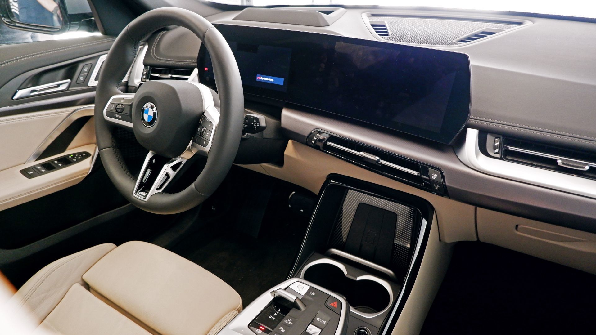 全新宝马x1内外大改双联屏拨片换挡能否继续火爆