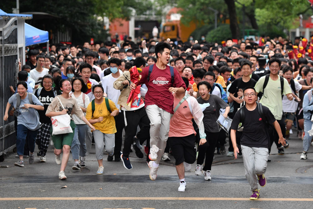 6月9日,在湖南省长沙市一中考点,考生在考试结束后跑出考场