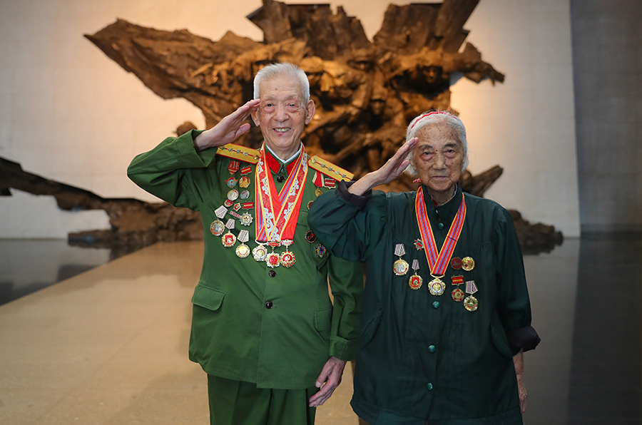 老战士宋广学（左）和张雅梅（右），2022年8月16日摄于辽宁省锦州市。新华社记者 杨青 摄