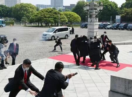 18日,警视厅警员在迎宾馆前进行训练 日媒报道配图