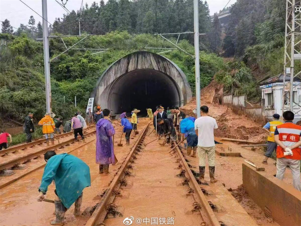 发生泥石流的隧道口（图片来源：@中国铁路）