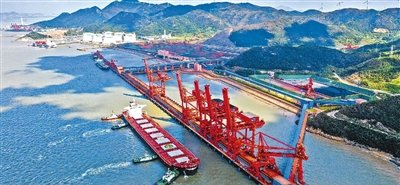 浙江省宁波舟山港穿山港区中宅矿石码头，装载17.8万吨铁矿砂的“宏梅”轮缓缓靠泊。该码头投产运营对优化我国大型矿石码头布局、降低进口矿石运输费用等具有重要意义。蒋晓东摄（影像中国）