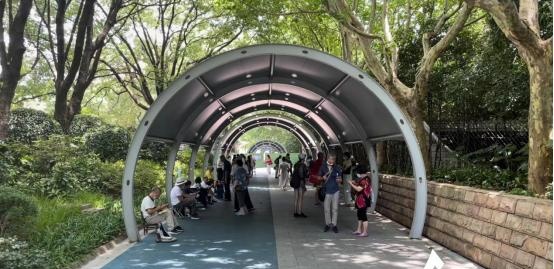 △一到周末,长辈们带好板凳,干粮和水,举着子女的个人资料,静候佳婿贤媳,一坐就是一天