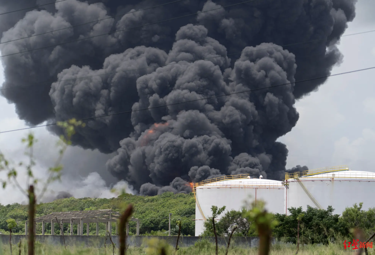 古巴儲油基地遭雷擊起火爆炸
！121人受傷17人失蹤，能源短缺問題或“雪上加霜”