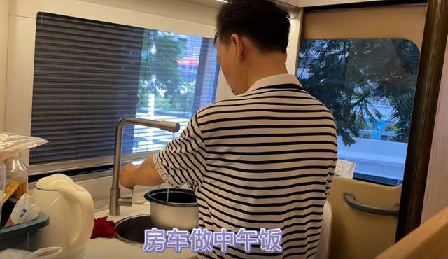 小李哥坚持了一段时间每天自己做饭 / 受访者供图