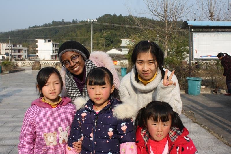 诗雨（左二）在江西吉安支教时与当地的孩子合影。受访者供图