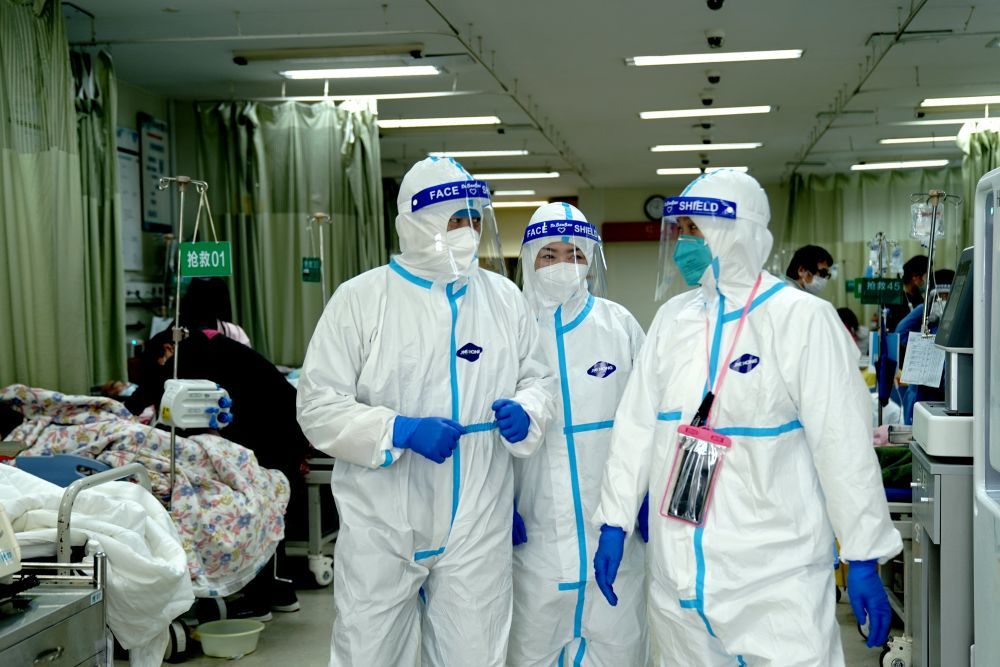4月20日，在复旦大学附属闵行医院急诊抢救室，急诊科主任孙克玉（前排左一）和医护人员交流患者情况。新华社记者 张建松 摄
