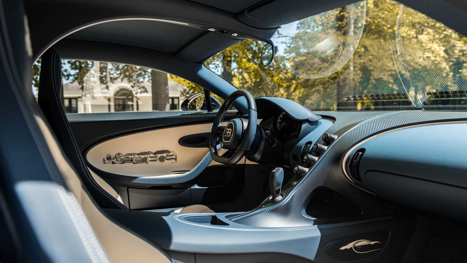 布加迪chiron l07bé特别版内部采用丝绸米色和湖蓝色组合,并使用