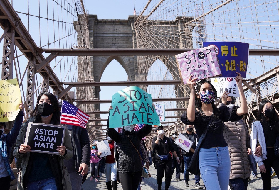 2021年4月4日，反对亚裔仇恨的游行队伍走过美国纽约的布鲁克林大桥。（新华社记者王迎摄）