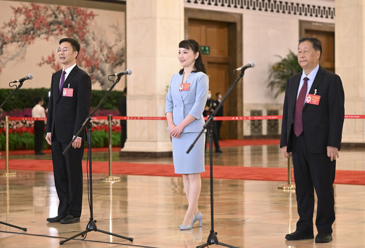 周伟、杨宇、林占熺代表（自左至右）在“党代表通道”接受采访接受采访。新华社记者 金良快 摄