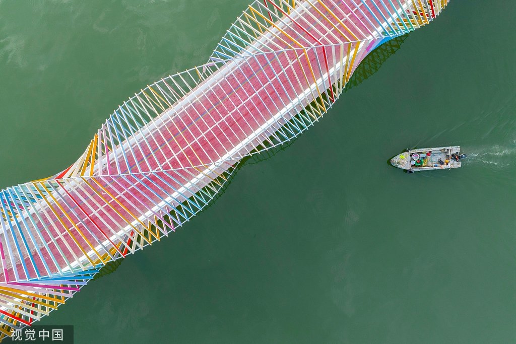 2022年9月9日,青岛西海岸新区,唐岛湾畔的彩虹桥,在秋日的早晨散发