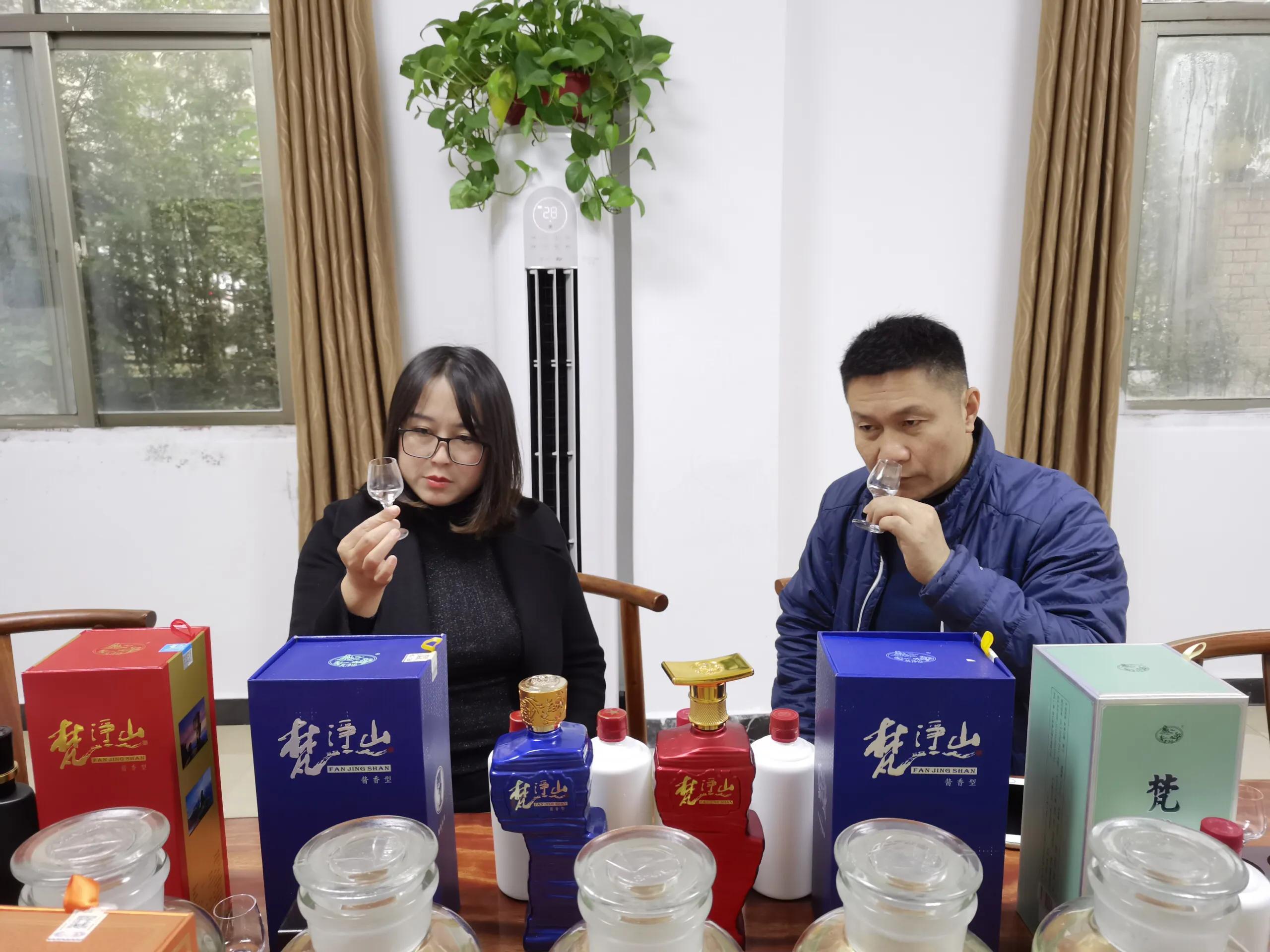 凭借贵州梵净山的自然生态优势,优质天然水源优势,传统坤沙酒酿造工艺