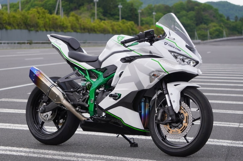 不够劲就上增压吧,改装涡轮增压的川崎zx-25r极速达到243km/h_凤凰网