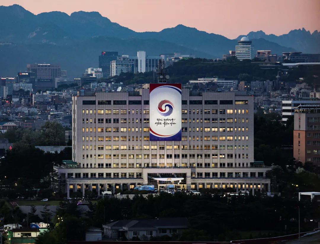 当地时间2022年5月9日，韩国首尔，位于龙山区的国防部办公大楼挂出巨幅标语，并于当晚点亮，迎接10日的新任总统尹锡悦就职典礼。图/IC photo