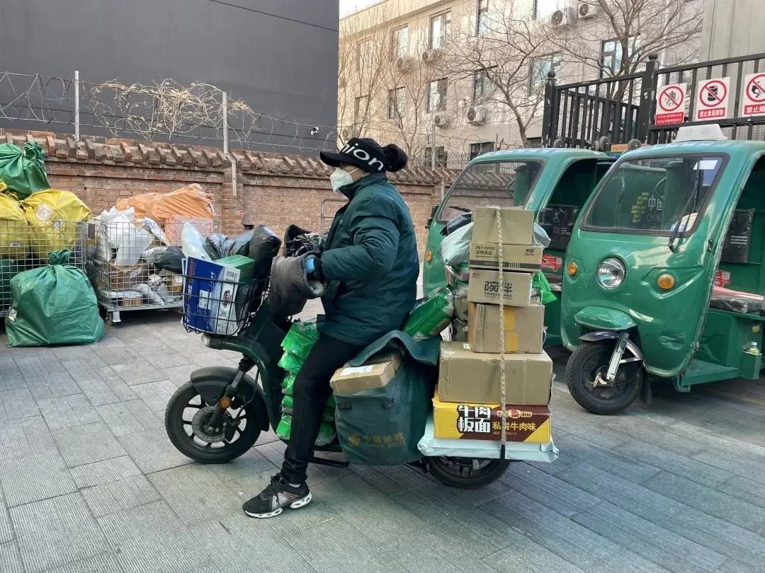 投递员准备出发投递/记者拍摄