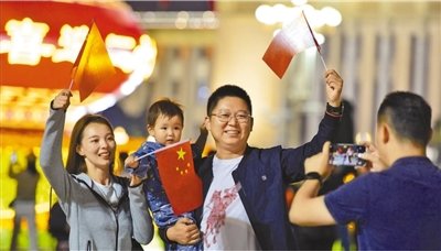 游客在游览北京天安门广场。　　