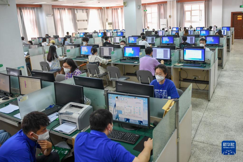 6月14日，在位于吉林长春的东北师范大学高考网上评卷点，工作人员在评卷。新华社记者 张楠 摄