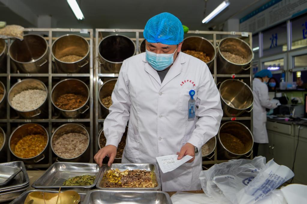2月25日，内蒙古自治区中医医院药剂师根据处方复核中药。新华社记者 李志鹏 摄