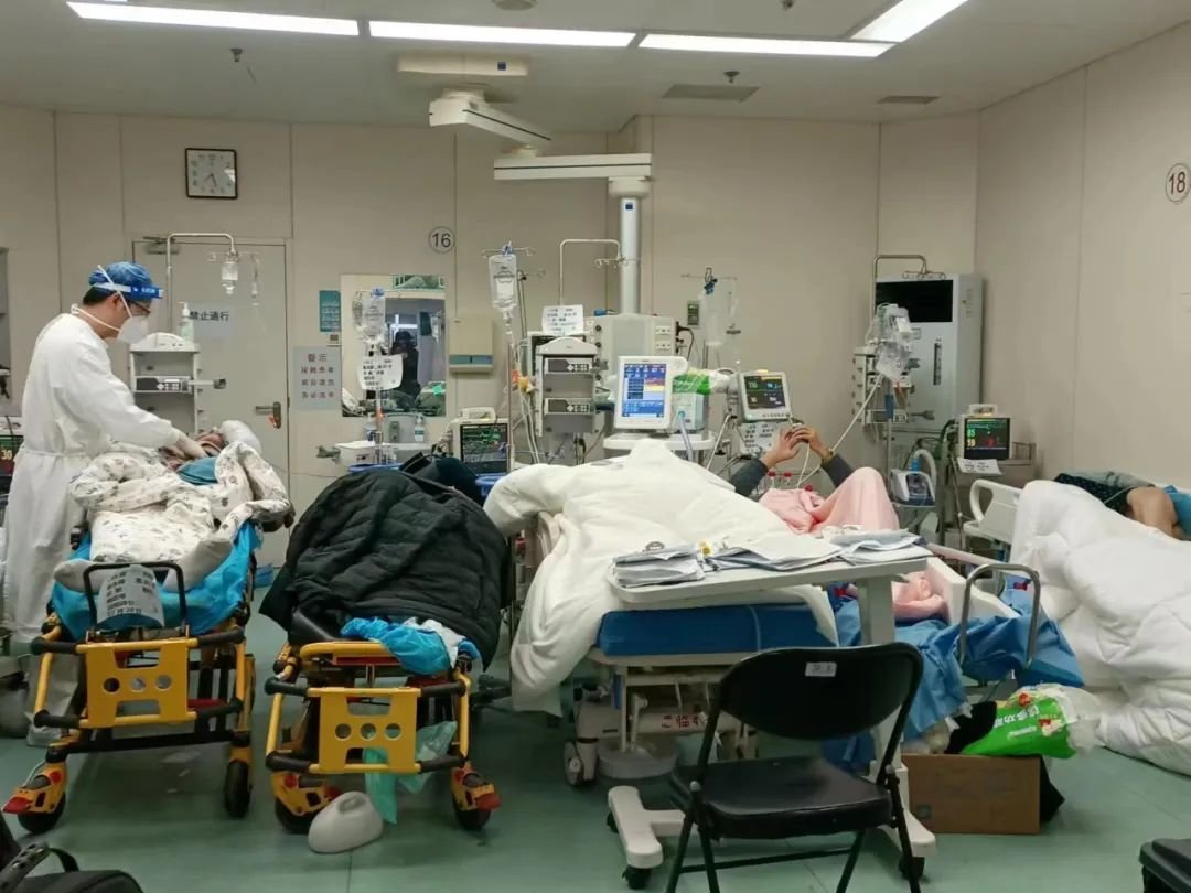 北京大学第三医院急诊室抢救室内,患者在接受治疗。