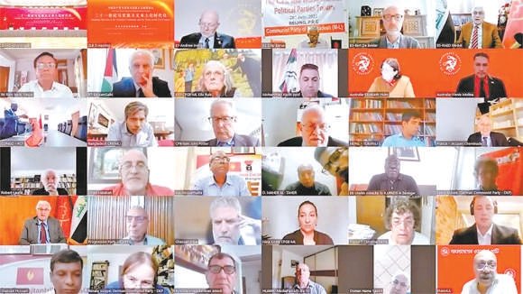 党的十八大以来,习近平总书记深刻总结历史经验,深入分析国际国内大势,科学把握我国面临的战略机遇和风险挑战,就党的对外工作作出一系列重要论述,丰富和发展了马克思主义党际关系理论。2022年7月28日,中国共产党与世界马克思主义政党论坛举行。习近平总书记在贺信中强调,中国共产党愿同各国马克思主义政党加强交流对话,立足本国国情,把准时代脉搏,不断丰富和发展马克思主义,在携手推动构建人类命运共同体的进程中让马克思主义展现出更强大的真理力量。图为外国政党代表线上参加论坛。 中联摄