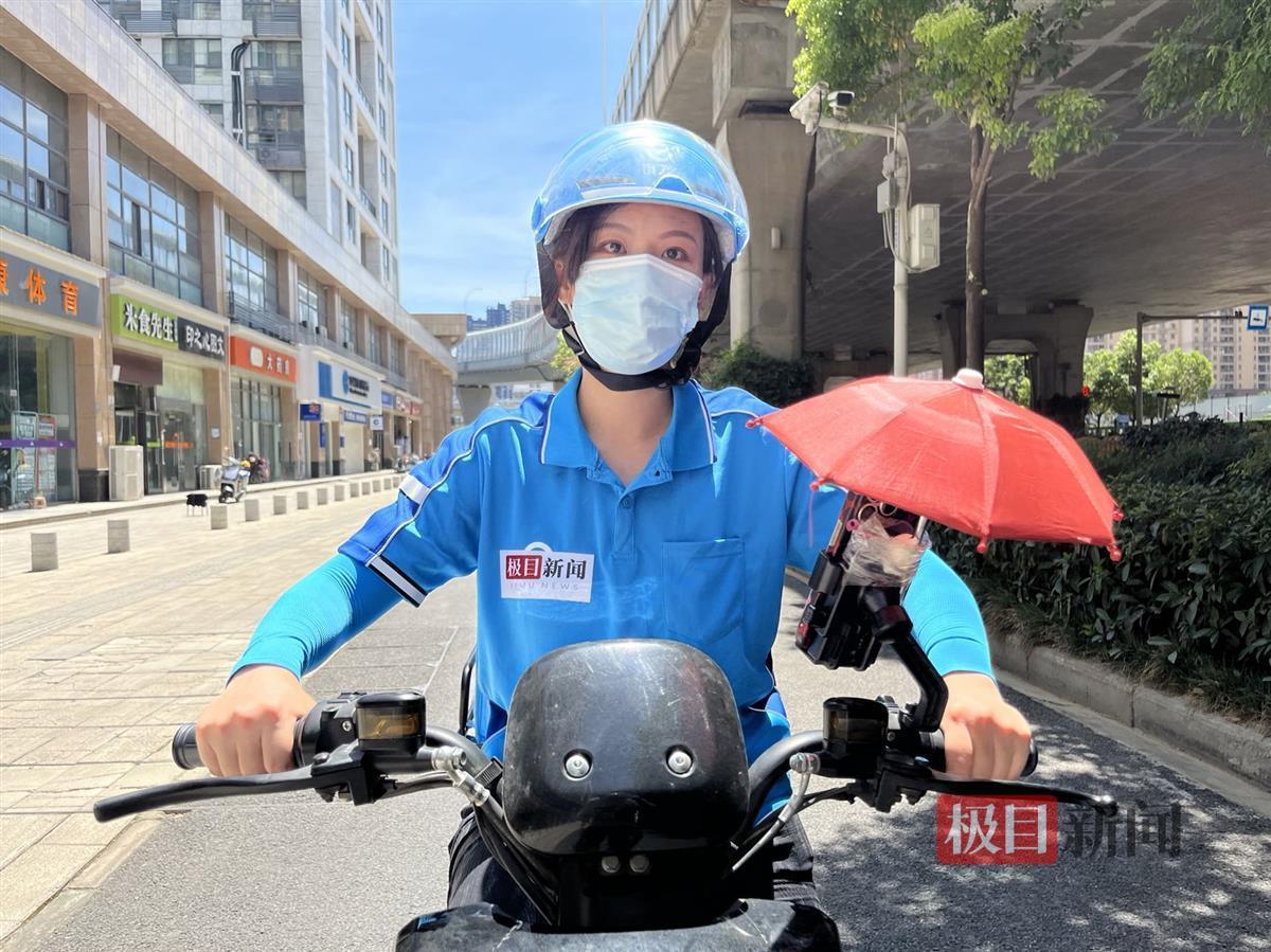 外卖骑手风雨无阻只为准时送达 (外卖骑手风雨无阻)