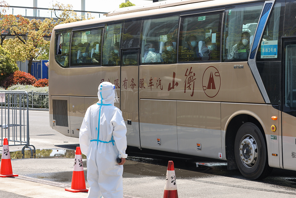 2022年4月9日12时许，载有患者的大巴车相继抵达国家会展中心（上海）方舱医院。澎湃新闻记者 曹俊杰 图