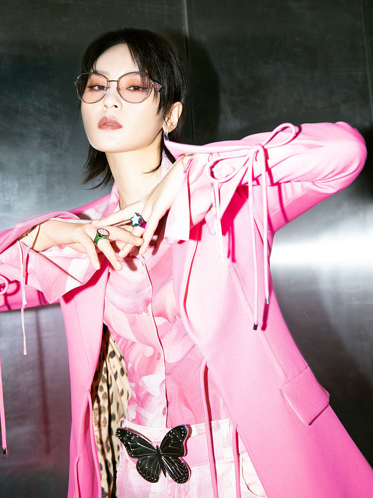 周笔畅粉色晕染风西装浪漫梦幻新综艺声生不息唱功获赞