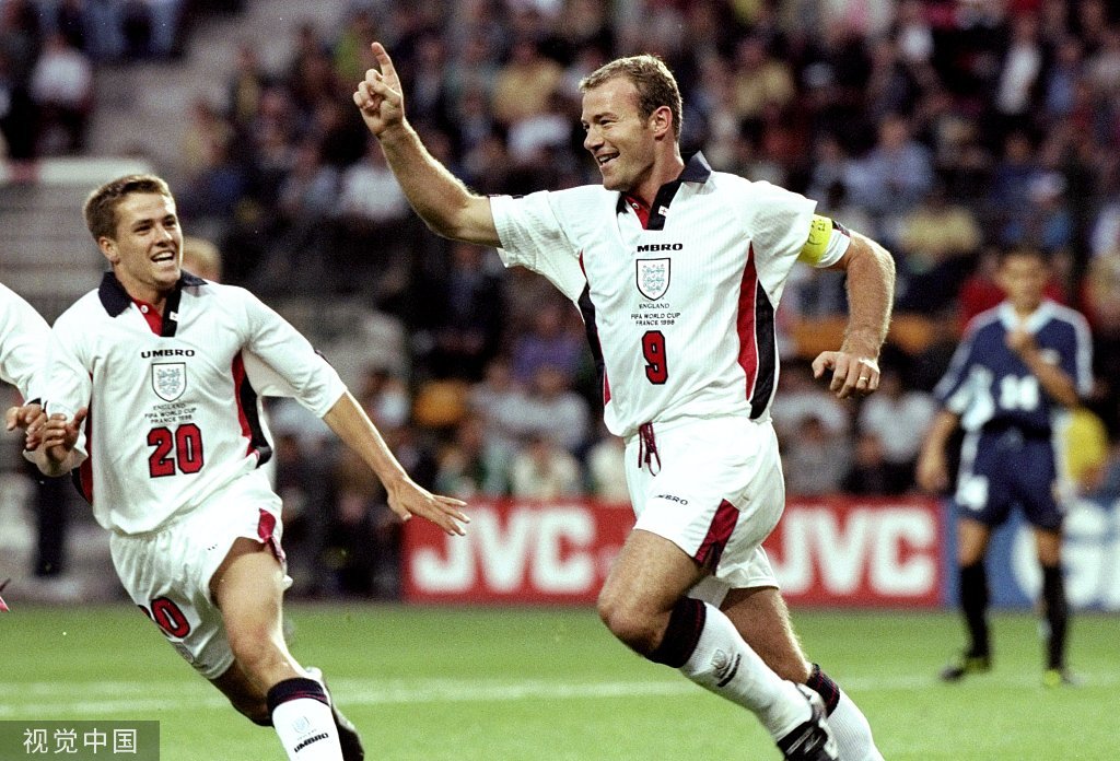 阿兰·希勒（右）参加1998年世界杯。