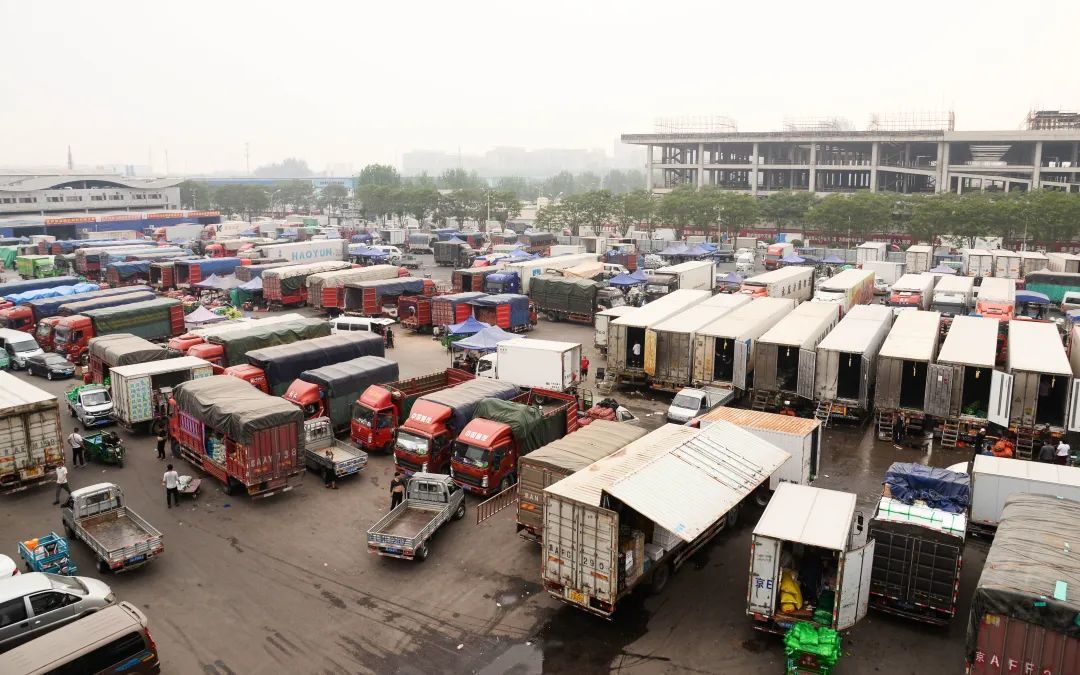 ▲从昨天夜里开始,前往新发地市场采购的车辆明显增多。受访者供图