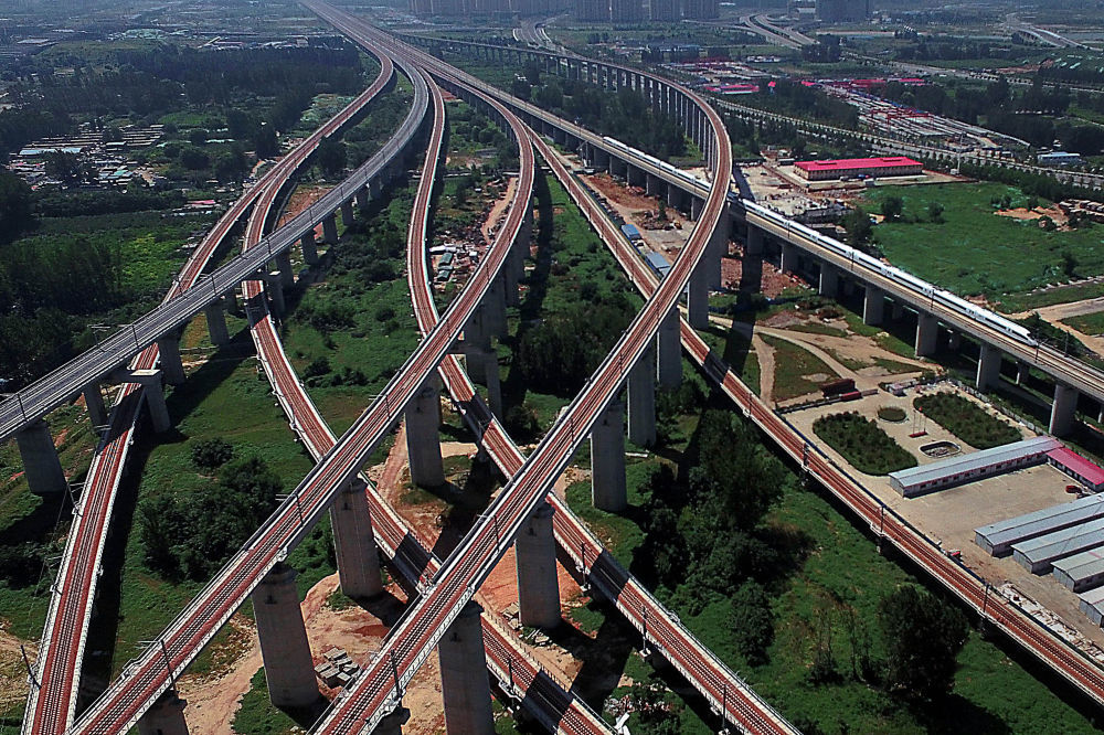 这是郑州东站附近一处京广,徐兰高铁交汇的立体枢纽(2016年9月1日摄