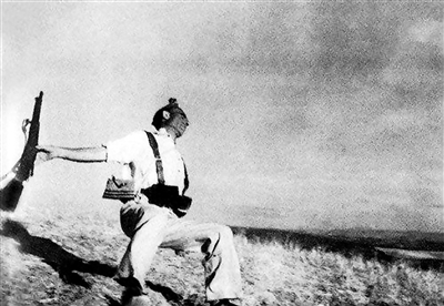 《西班牙战士》 罗伯特·卡帕