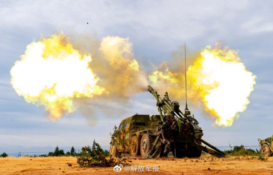 近日,第72集团军某旅炮兵营展开全要素实弹演练,充分检验旅属炮兵群精打快撤、协同作战能力。