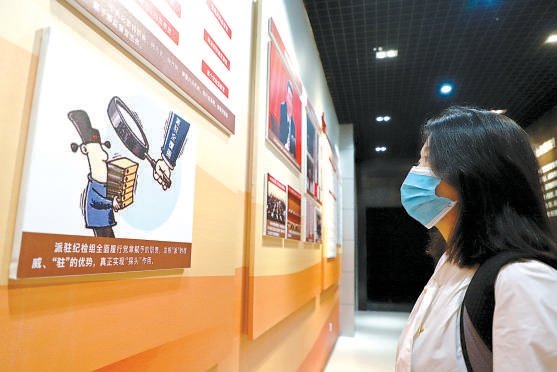 党的十八大以来，党中央先后开展了党的群众路线教育实践活动、“不忘初心、牢记使命”主题教育、党史学习教育等，用党的创新理论武装全党。党内教育实现了常态化、制度化，一次次生动而深刻的学习教育，让广大党员干部受到了全面深刻的政治教育、思想淬炼、精神洗礼。图为党员在反腐倡廉警示教育基地参观学习。 东方IC供图