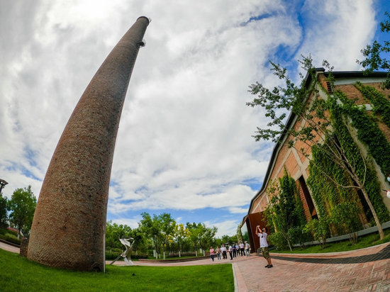 城市绿心森林公园内保存完好的东方化工厂建筑/摄影 郑立文