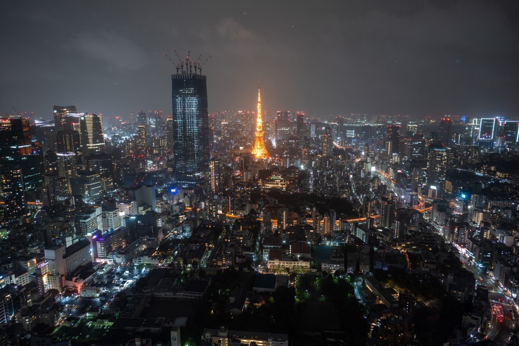 3月26日，日本东京塔在“地球一小时”活动前亮灯。新华社记者张笑宇摄