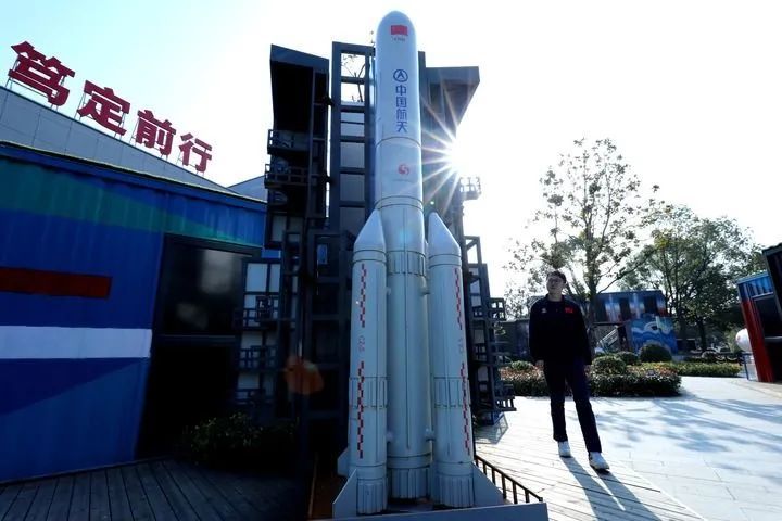 2022年1月11日，陆彬在上海航天创新创业中心边走边看火箭展示模型。