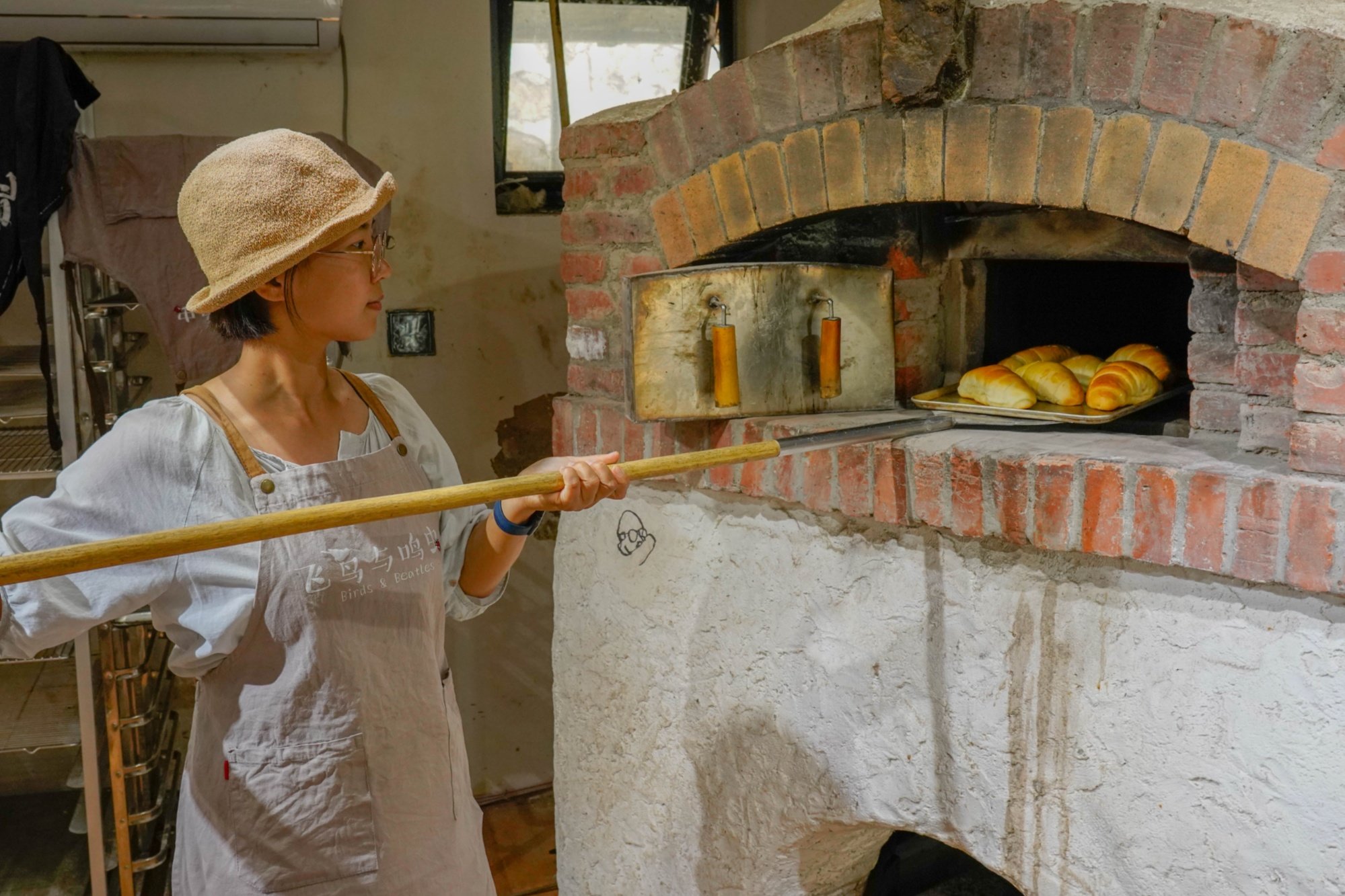 王婧在使用"罗马面包窑"烤面包(央广网记者 潘剑 摄)