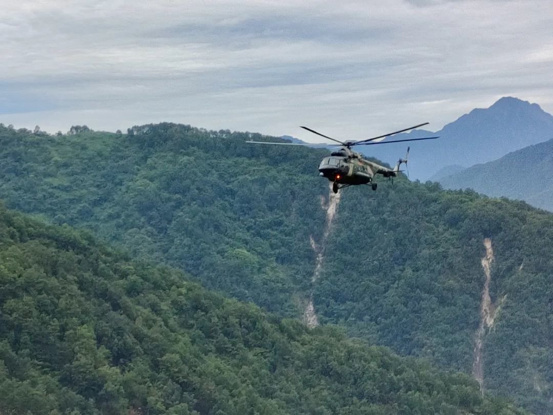 9月6日，四川泸定，救援直升机朝红花岗飞来。肖丽/摄