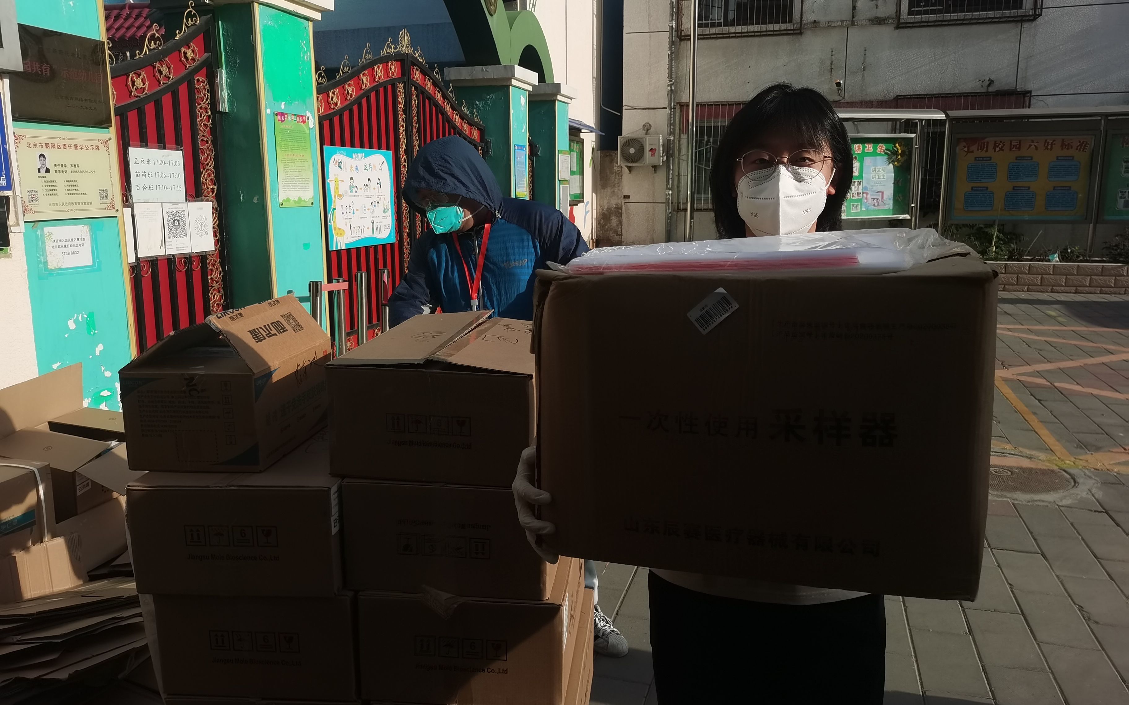 朝阳区劲松街道农光东里社区党委副书记霍炜倩在小区搬运物资。受访者供图