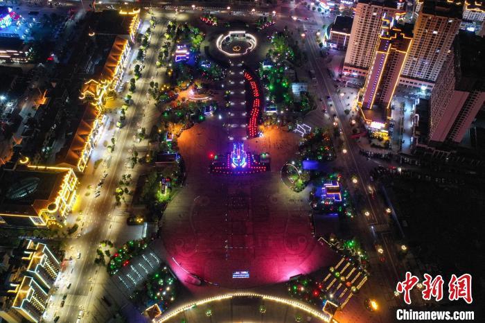 5月12日,航拍贵州正安吉他广场夜景。 瞿宏伦 摄