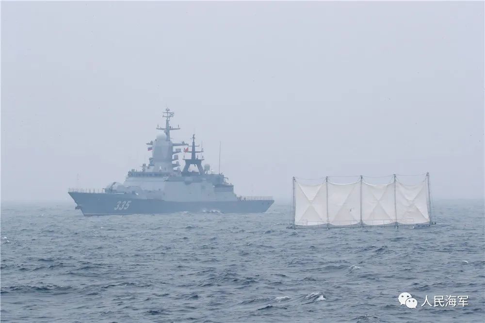 “海洋之杯”水面舰艇专业比赛“舰炮对海射击”科目比赛在青岛附近海域进行，图为“响亮”号护卫舰比赛现场。王墨涵 摄