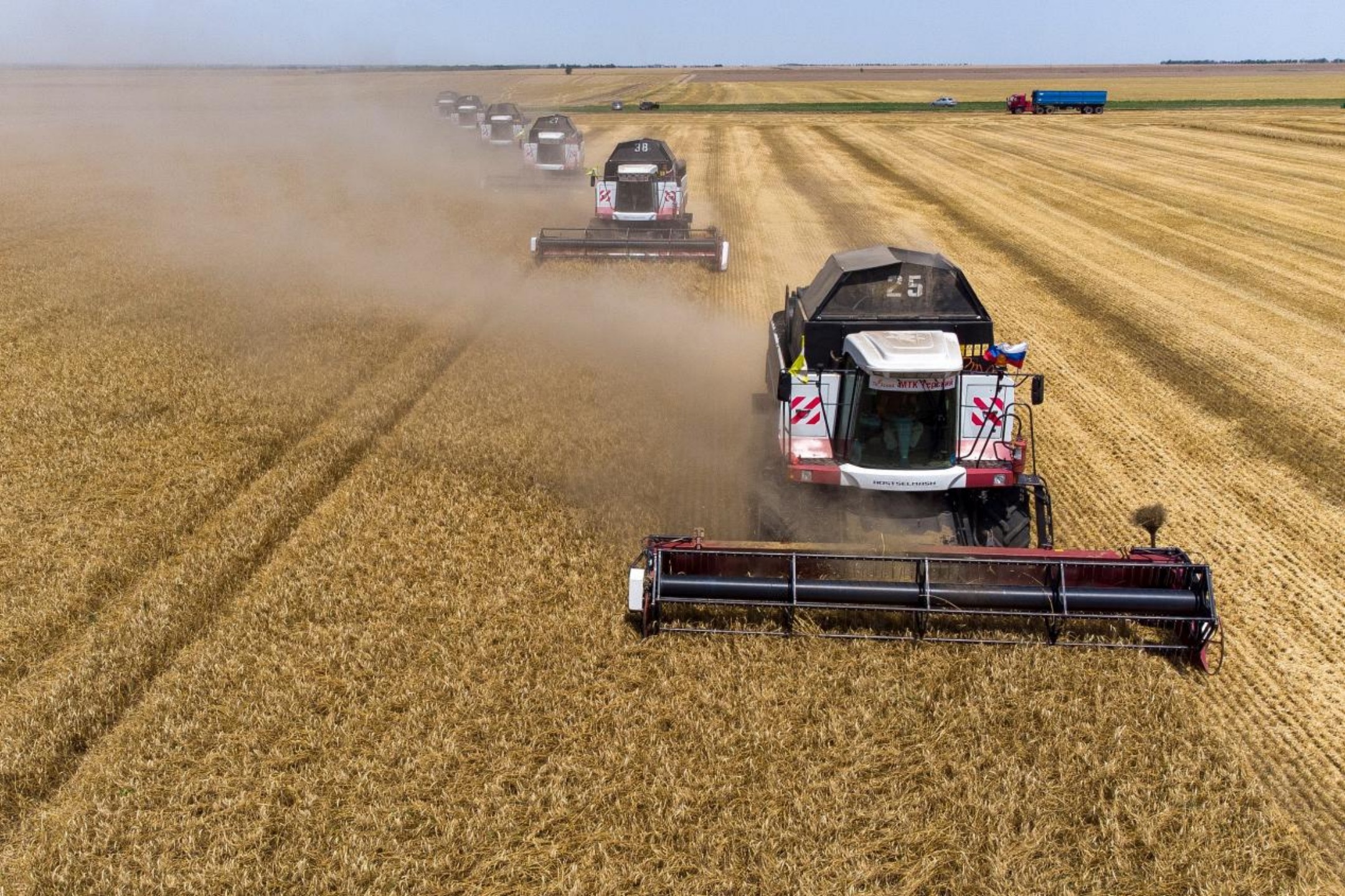 （俄罗斯农场工人收割小麦，来源：视觉中国）