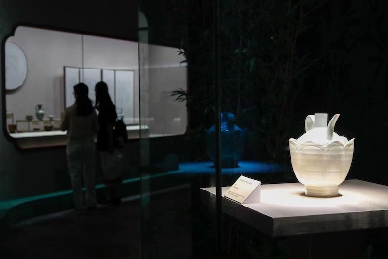 展览现场的北宋景德镇窑青白釉注子温碗