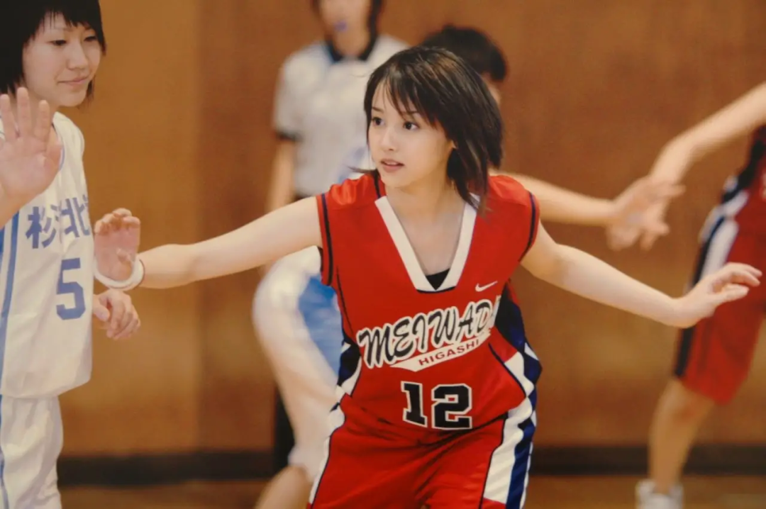 池内亚也本来过着校园文女主般美好的生活.