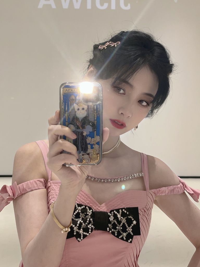 赵粤生日前夕发布自拍美图露肩粉裙搭配盘发似小公主