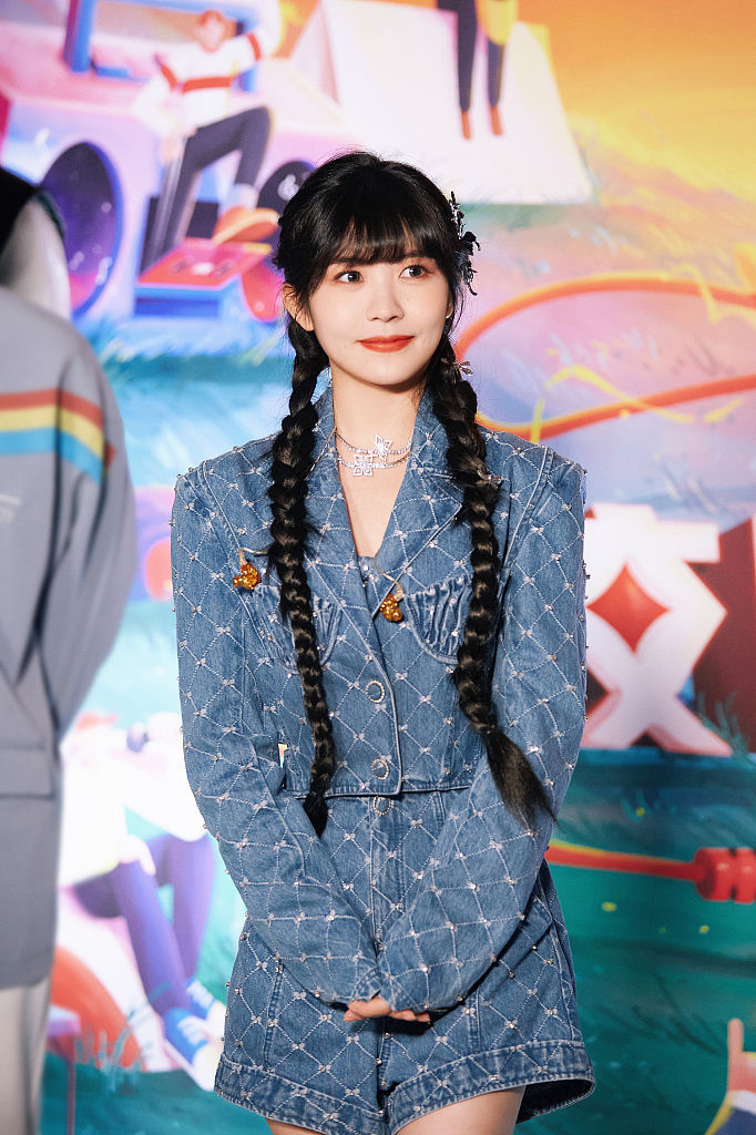 赖美云现在《校园星歌声》总决赛 牛仔套装搭配双马尾青春元气_凤凰网