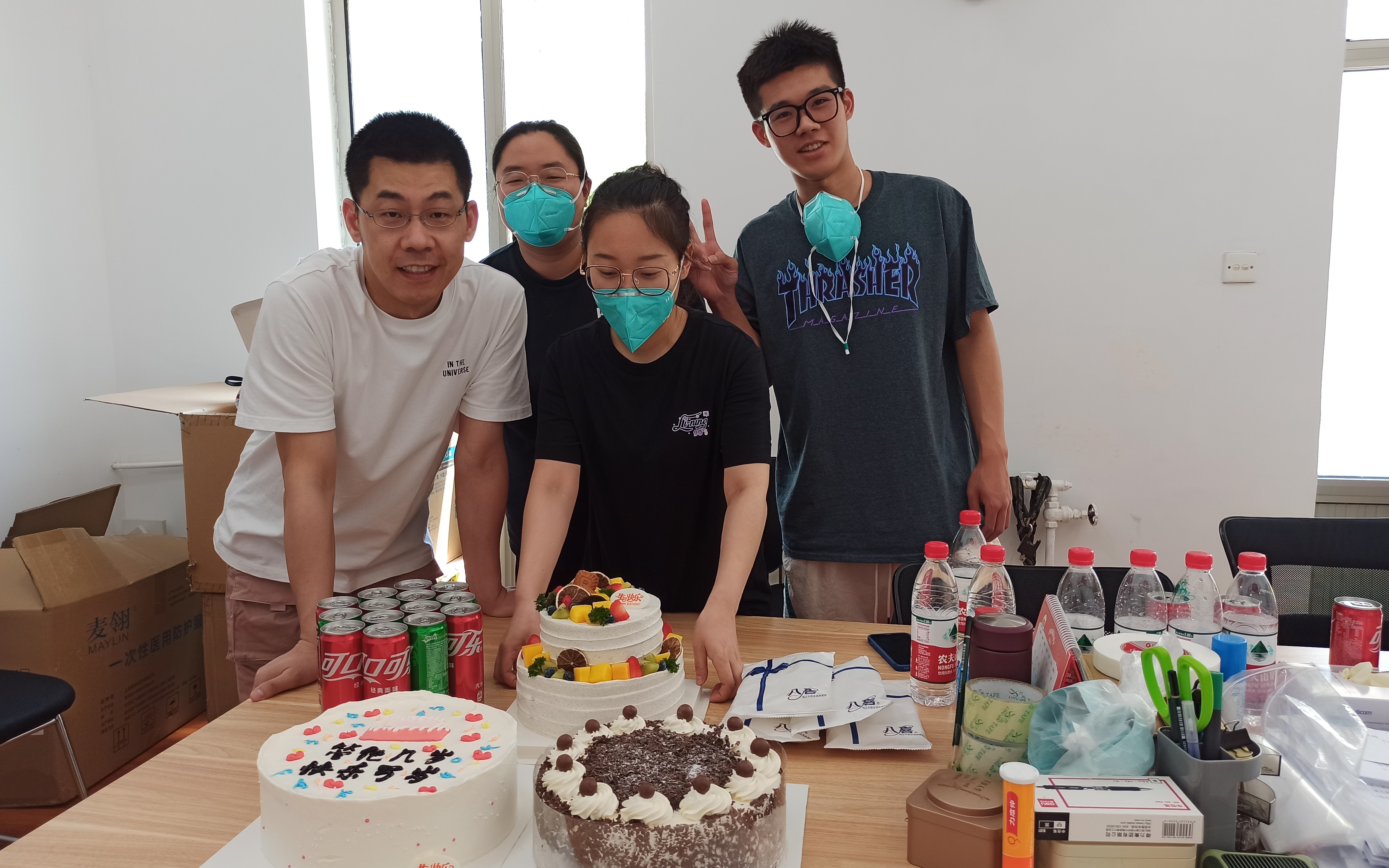 5月4日,社区工作人员买来蛋糕为志愿者过五四青年节,志愿者们合影。受访者供图