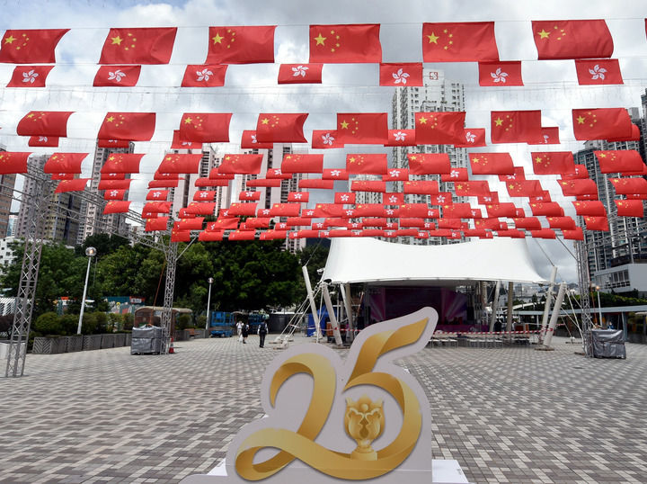 6月29日在香港街头拍摄的五星红旗和紫荆花区旗。新华社记者 卢炳辉 摄