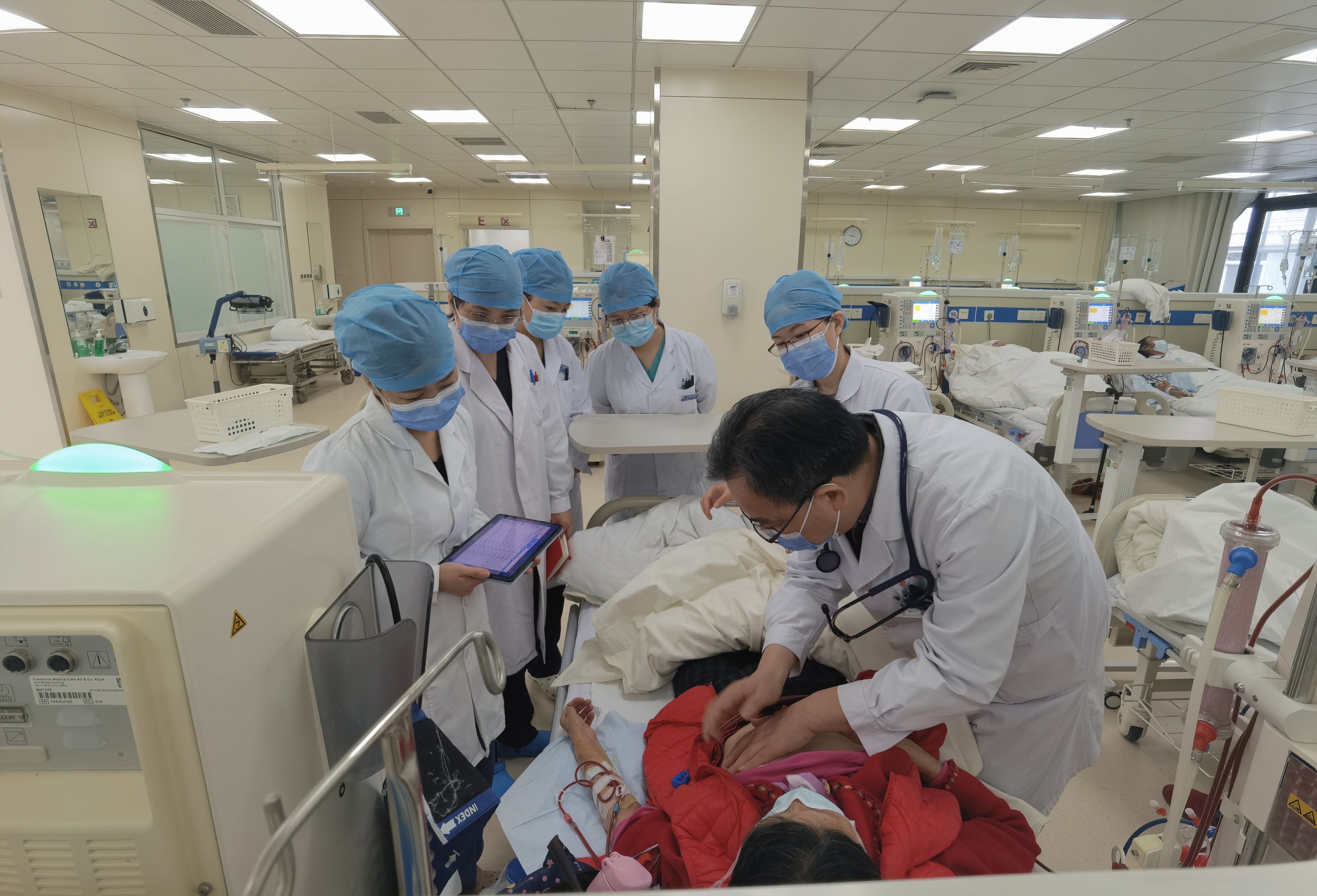 今年正月初二,余永武带领部分肾内科医生在血液净化中心为患者查房
