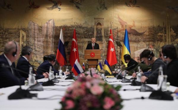 3月29日，俄罗斯和乌克兰谈判代表在土耳其伊斯坦布尔多尔玛巴赫切宫总统府开启新一轮谈判 图片来源：土耳其总统府
